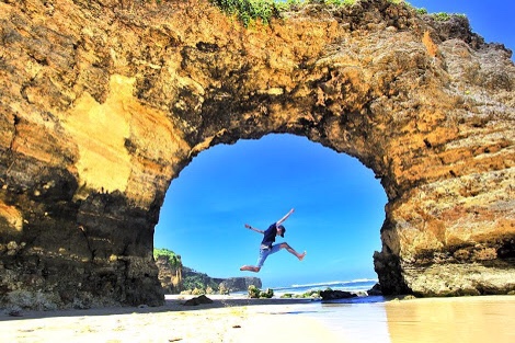 Karang bolong pantai Mbawana